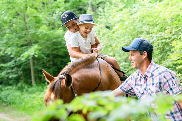 Geschwistershooting mit Pferd in der Region Gantrisch