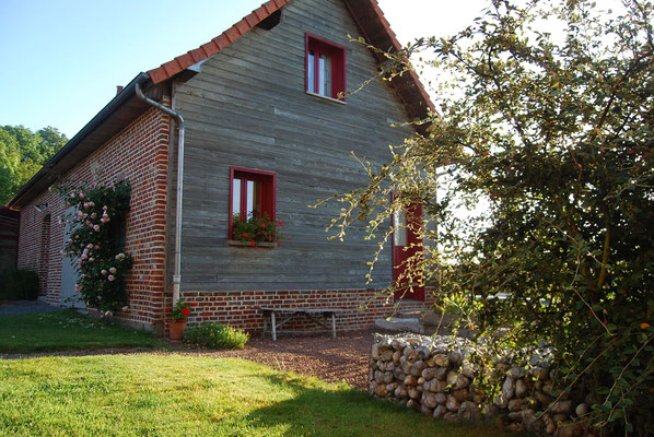 Façade en brique et bardage bois avec rosier grimpant, gîte à Grand-Laviers en Baie de Somme