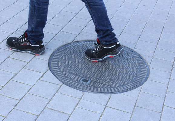 Die Struktur und der Harzanteil im Material zeichnen die Schachtabdeckungen für den Einsatz im Arbeitsumfeld aus.