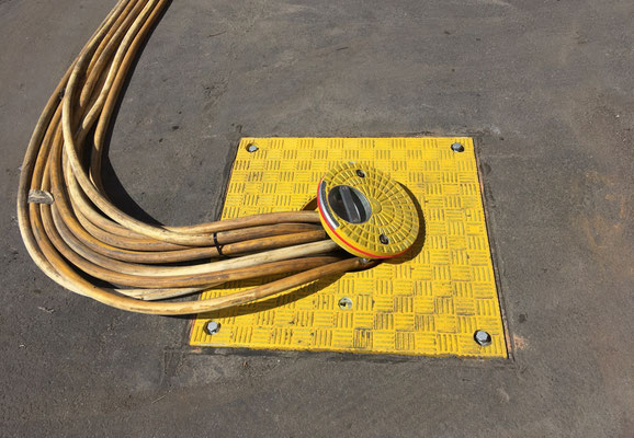 Gelbe GFK-Schachtabdeckung mit Revisionsöffnung für Kabel
