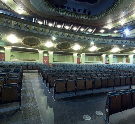 Unauffällige Reihenabdeckungen / Faserverbundpanels im Theater-Einsatz