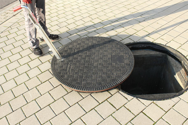 Leichtes Ausheben einer GFK-Schachtabdeckung