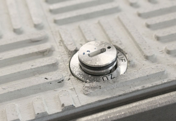 Durch den Einsatz einer Verriegelung lassen sich die Deckel zusätzlich sichern.