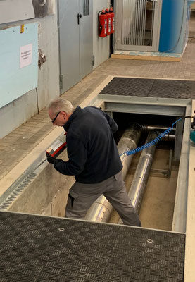 Einbau von GFK-Reihenabdeckungen von EBERO KHK für Kunsteisbahn Ludwigsburg