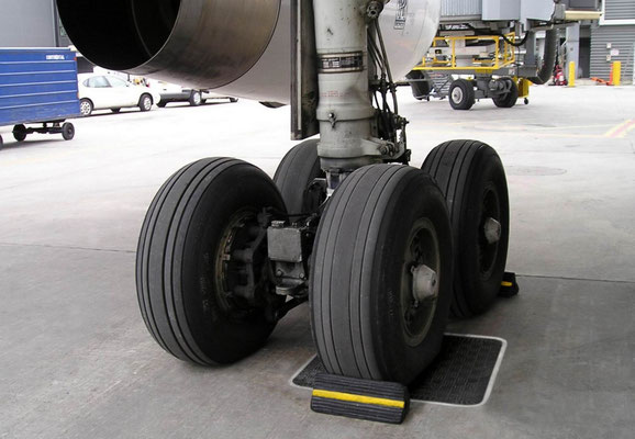 FibreIndustrial-Schachtabdeckungen aus Faserverbund trotzt dem Gewicht eines Flugzeugs im Test
