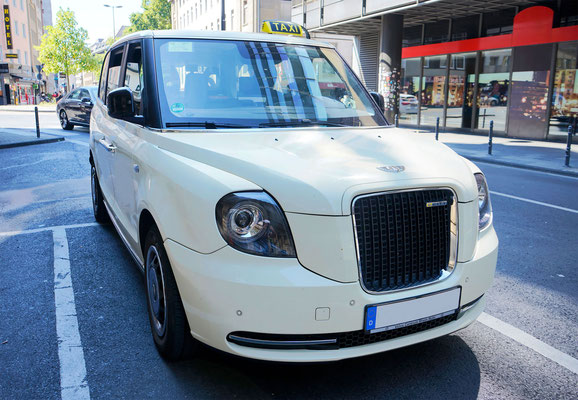 E-Taxis in Köln: Die Fahrzeuge verfügen über einen Elektromotor mit 110 kW Leistung und einen Akku mit 31 kWh Kapazität – genug für 130 Kilometer elektrische Reichweite.