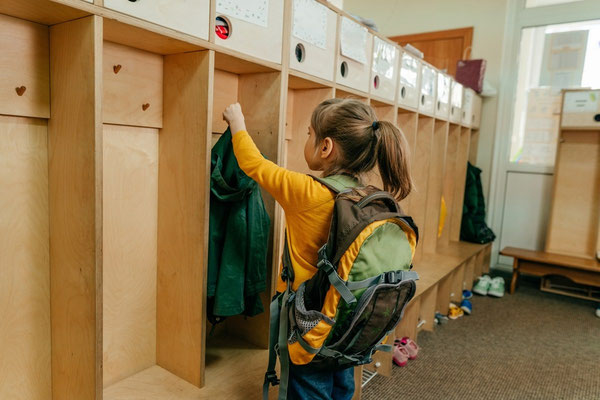 Kindergarderobe mit Kleiderhaken und Verstaumöglichkeit