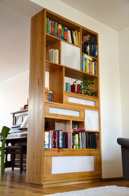 Bücherregal mit Schubladen in Massivholz Eiche-Wildeiche geölt mit Weißglasfüllungen