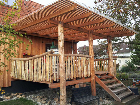Terrassenüberdachung mit Geländer aus Massivholz Akazie und Acryl-Wellplatten