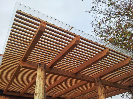 Terrassenüberdachung mit Acryl- Wellplatten und schicker Beschattung