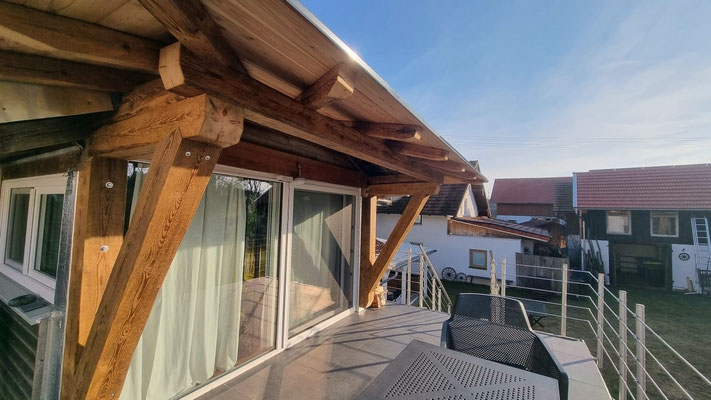 Seitenansicht eines Vordaches in Altholz