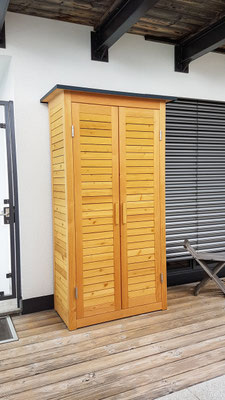 Geräteschrank für Außenbereich aus Massivholz Lärche mit Dach 