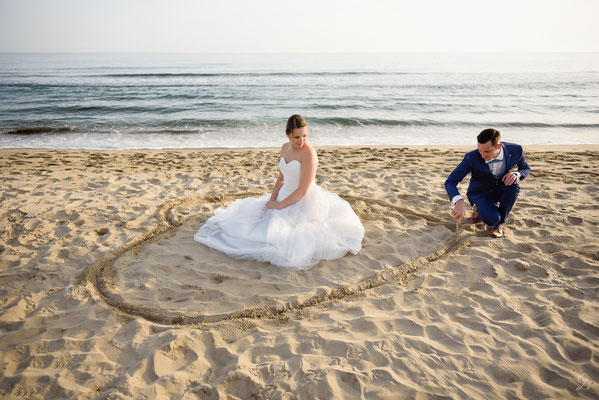 photo-mariage-couple à la plage- séance ttd- seance jour d'apres- seance trash the dress-originales-photographe-martigues-aix-marseille-13