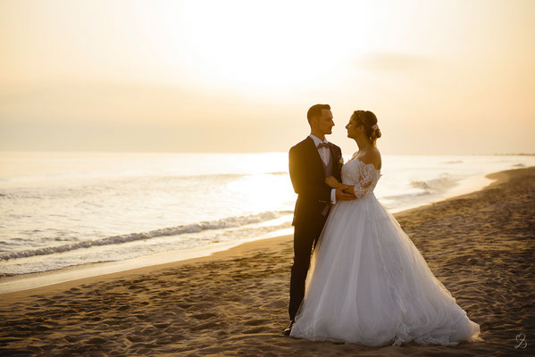 photo-mariage-couple à la plage- séance ttd- seance jour d'apres- seance trash the dress-originales-photographe-martigues-aix-marseille-13