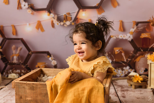 Fond Abeille avec une petite fille en gros plan. (sur la photo garde robe du studio)