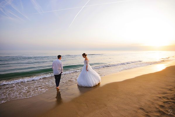 photo-mariage-couple à la plage- séance ttd- seance jour d'apres- seance trash the dress-originales-photographe-martigues-aix-marseille-13