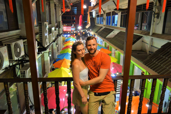 Monja und ich auf dem Nachtmarkt in Chiang Mai