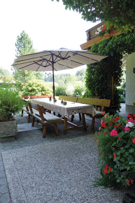 Sitzplatz vor dem Eingang