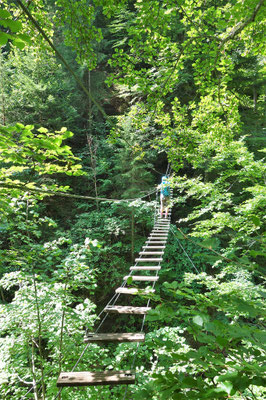 Der Einstieg in die Klamm - eine Hängebrücke