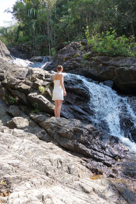 Monja auf dem Wasserfall