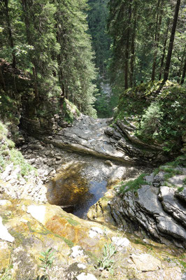 Blick vom zweiten Wasserbecken auf das erste
