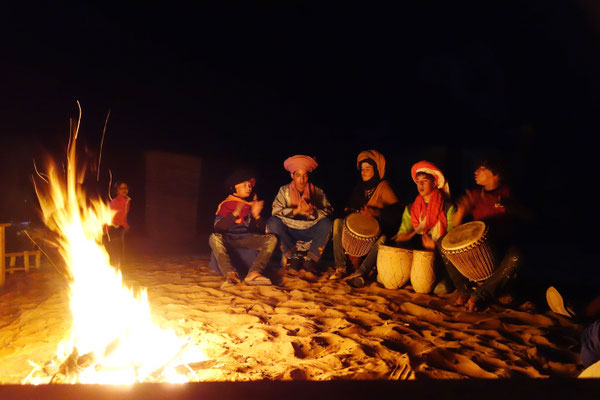 Berber spielen auf ihren Trommeln