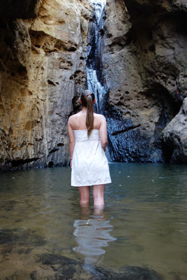 Monja vor dem Wasserfall