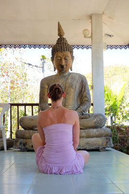 Monja vor dem Buddha
