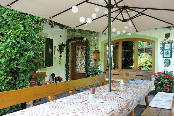 Sitzplatz vor dem Eingang