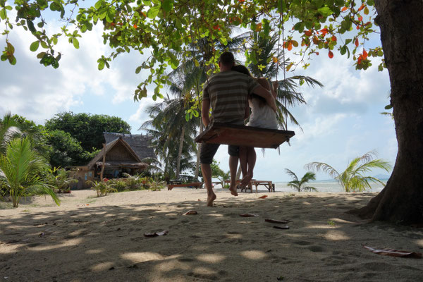 Monja und ich auf einer Schaukel vor unserem Bungalow