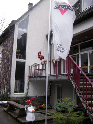 "Fahnenapell am Morgen."