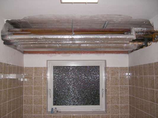 "Hier sind schon die neuen Rohre in der Decke."