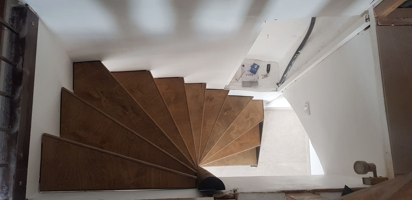 Escalier hélicoïdal en acier avec marche en bois 