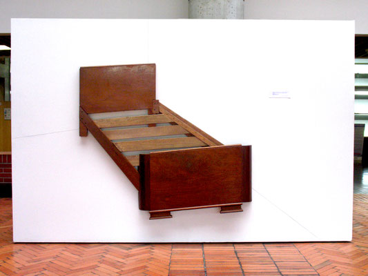 "En construccion" Instalación con cama intervenida y lapiz. 2012