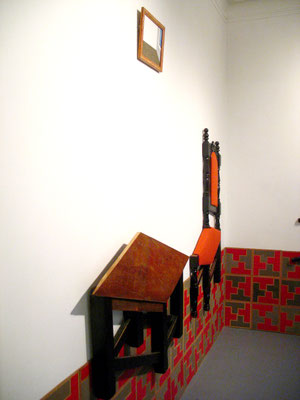 "Aún todavía. Un mobiliario paradójico". Instalación en Casa Cartel Urbano. Bogotá. 2008.