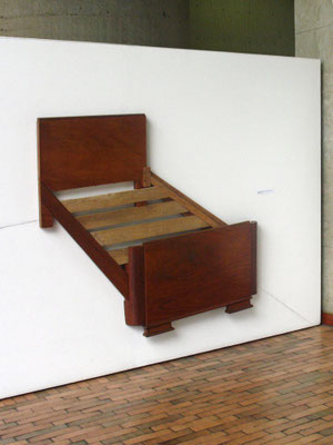 "En construccion" Instalación con cama intervenida y lapiz. 2012