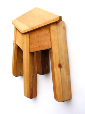 "¡Parece pero no es!" Silla intervenida y oleo sobre madera. 35cm X  30cm X 4cm. 2014