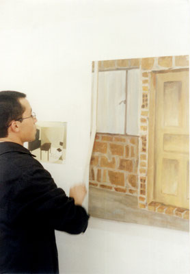 Interior con lampara caida + Puerta y fachada. Acrílico, óleo y cinta adhesiva sobre lienzo. 70 cm X 90 cm. 2001