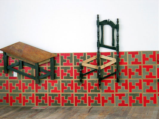 "Aún todavía. Un mobiliario paradójico". Ensamblaje con polvo, tapete plástico, marcos de madera y bronce y muebles intervenidos. 2004