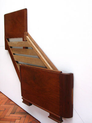 "En construccion" Instalación con cama intervenida y lapiz. 2012