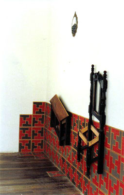 "Aún todavía. Un mobiliario paradójico". Ensamblaje con polvo, tapete plástico, marcos de madera y bronce y muebles intervenidos. 2004