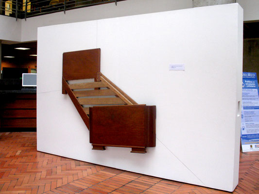 "En construccion" Instalación con cama intervenida y lapiz. 2012