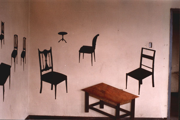 "Sala de espera". Instalación con muebles intervenidos, papel, carbón vegetal y cenizas. 2005