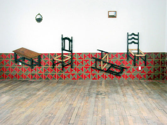 "Aún todavía. Un mobiliario paradójico". Ensamblaje con polvo, tapete plástico, marcos de madera y bronce y muebles intervenidos. 2004