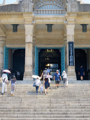 築地本願寺 初参りします