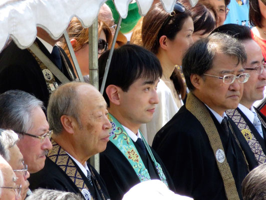 来賓の方々と テント席にお掛けになり