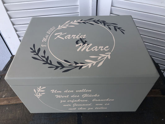 Personalisierte Erinnerungskiste aus Holz zur Hochzeit