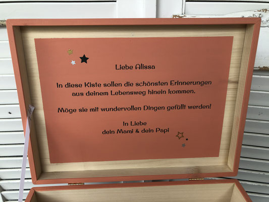 Personalisierte Erinnerungskiste aus Holz mit Widmung zur Geburt