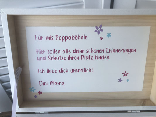 Personalisierte Erinnerungskiste mit Widmung aus Holz zur Geburt
