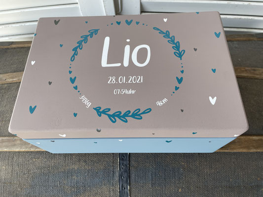 Personalisierte Erinnerungskiste aus Holz zur Geburt